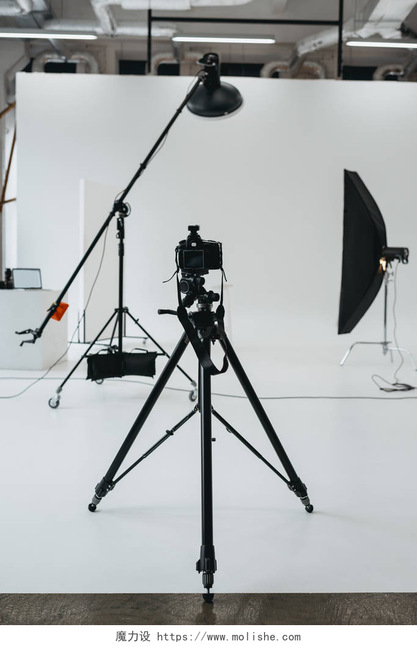 摄影工作室IDE照相机和补光灯相机在照相馆与照明设备
